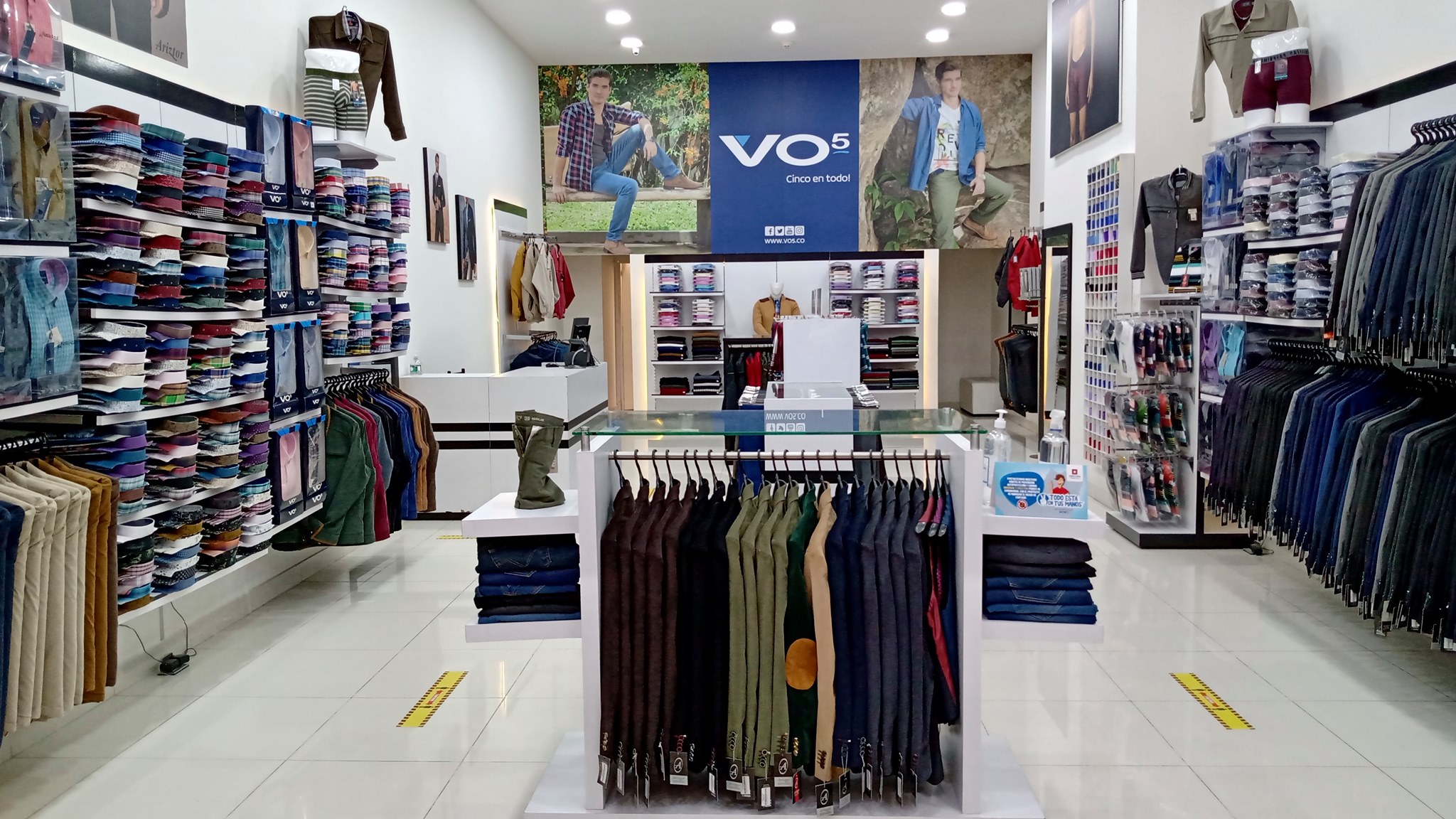 Interior Almacenes Ariztor — amplia selección de ropa masculina