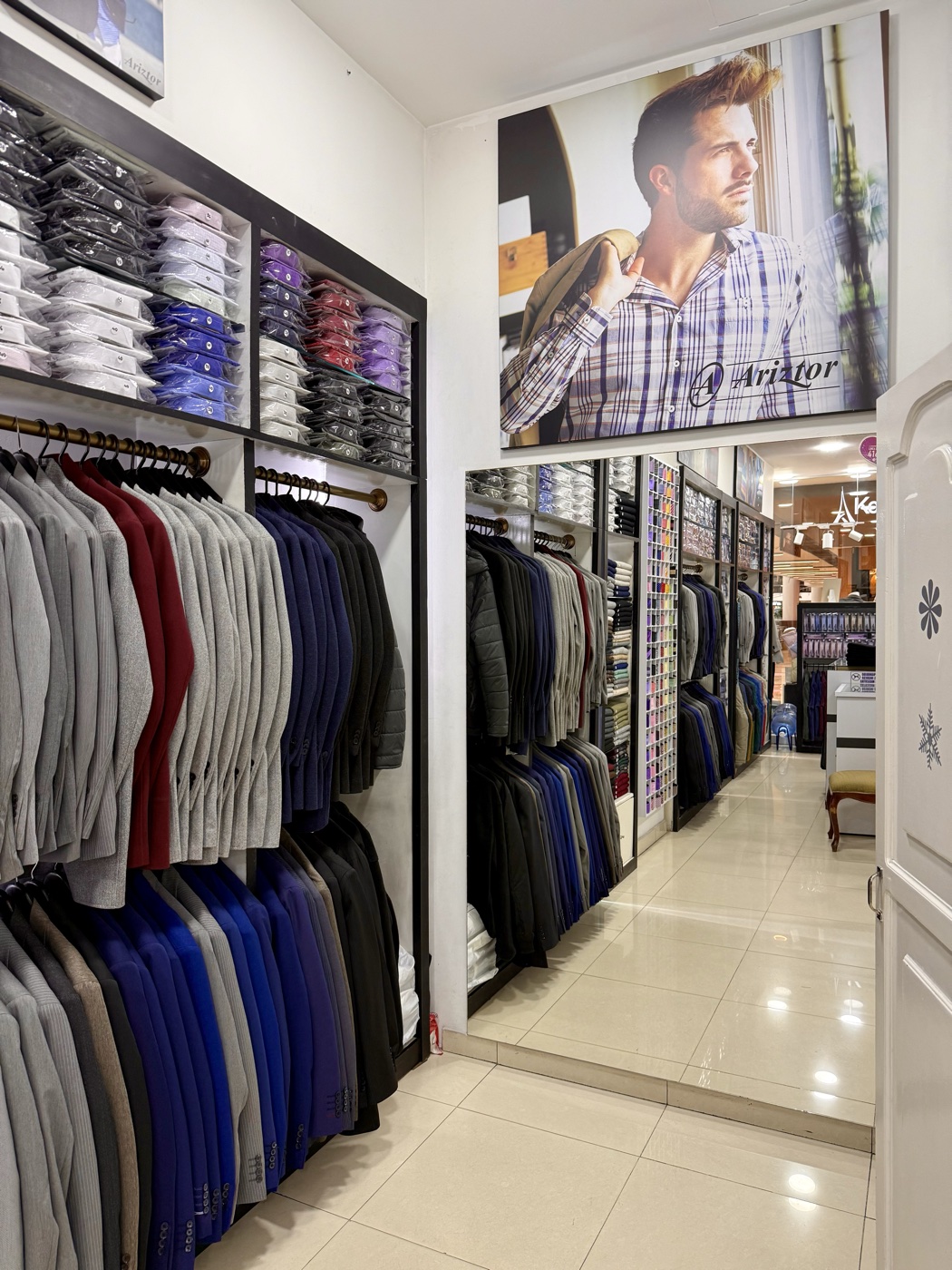 Pasillo interior Almacenes Ariztor — colecciones de chaquetas y camisas