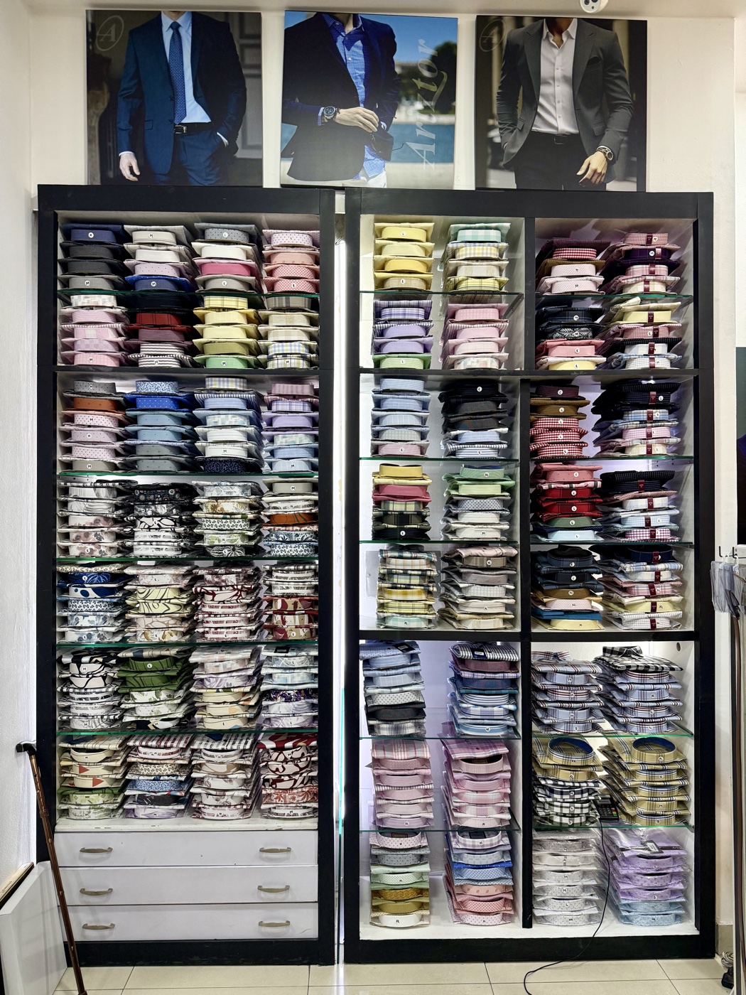 Pared de camisas Ariztor — amplia variedad de colores y estilos